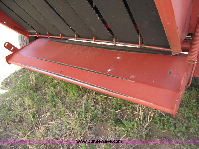 image for item 3452 1991 New Holland 660 FastNet round baler