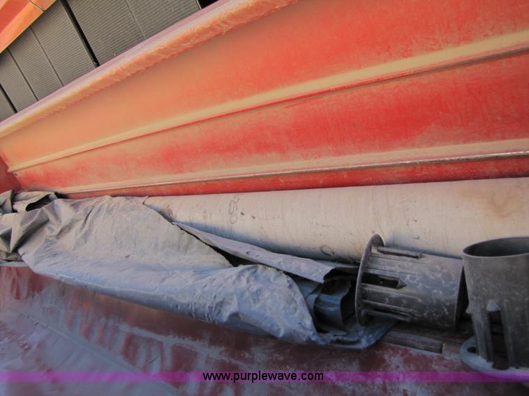 image for item 3452 1991 New Holland 660 FastNet round baler