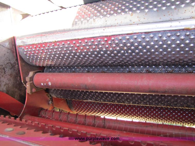 image for item 3452 1991 New Holland 660 FastNet round baler