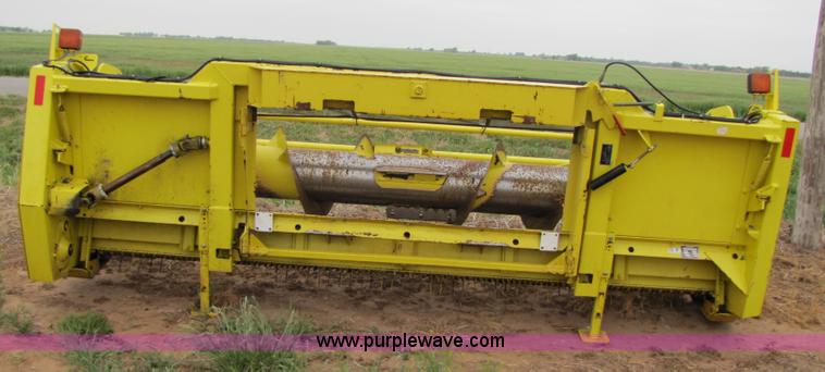 image for item 3453 2005 John Deere 640B pickup forage head