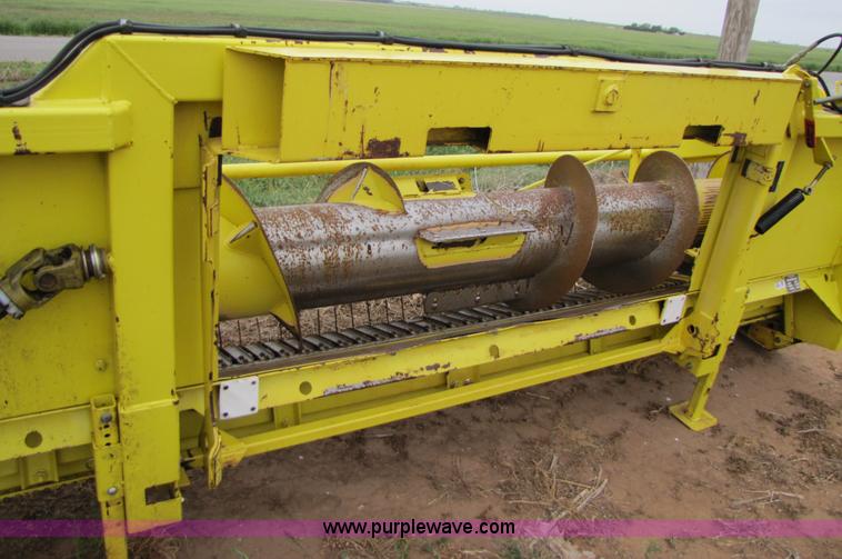 image for item 3453 2005 John Deere 640B pickup forage head