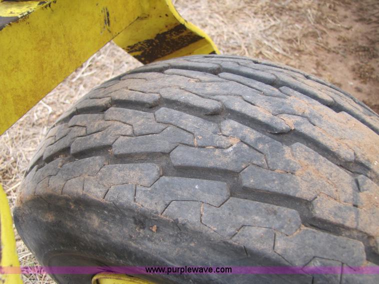 image for item 3453 2005 John Deere 640B pickup forage head