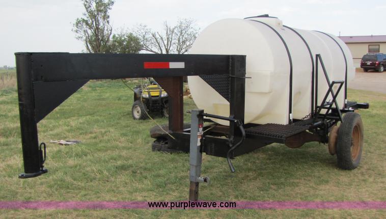 image for item 3495 1,000 gallon nurse tank trailer