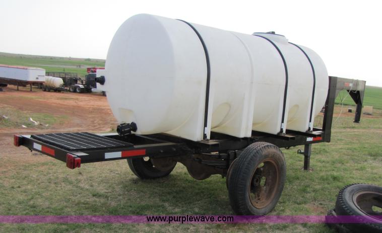 image for item 3495 1,000 gallon nurse tank trailer