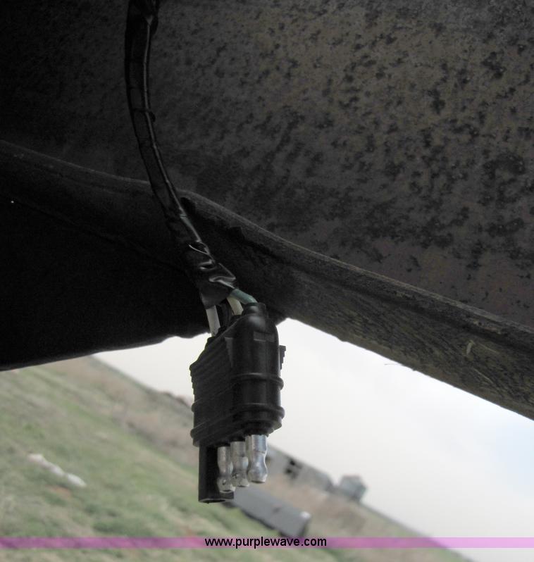 image for item 3495 1,000 gallon nurse tank trailer