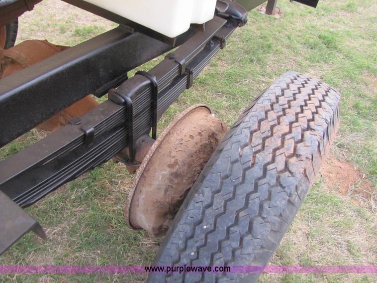 image for item 3495 1,000 gallon nurse tank trailer