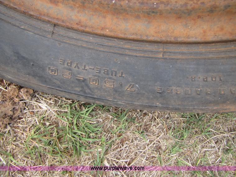 image for item 3495 1,000 gallon nurse tank trailer