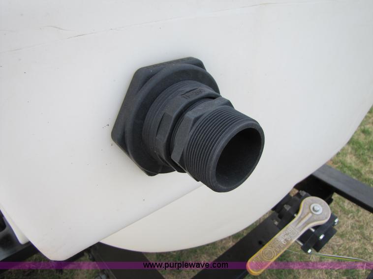 image for item 3495 1,000 gallon nurse tank trailer