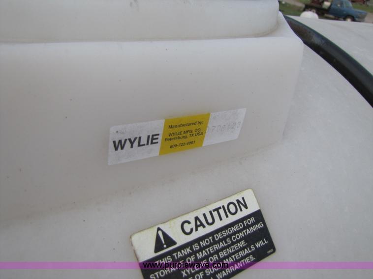 image for item 3495 1,000 gallon nurse tank trailer