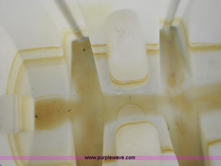 image for item 3495 1,000 gallon nurse tank trailer