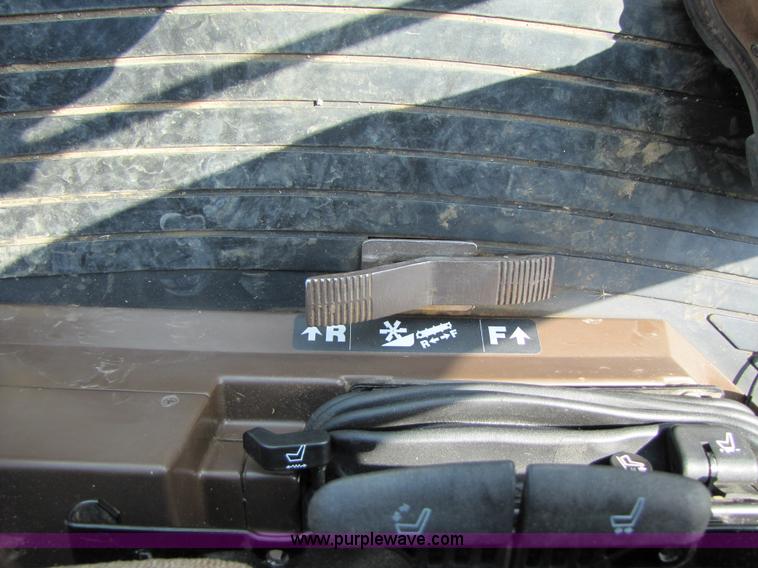 image for item 3536 2001 John Deere 9650 combine