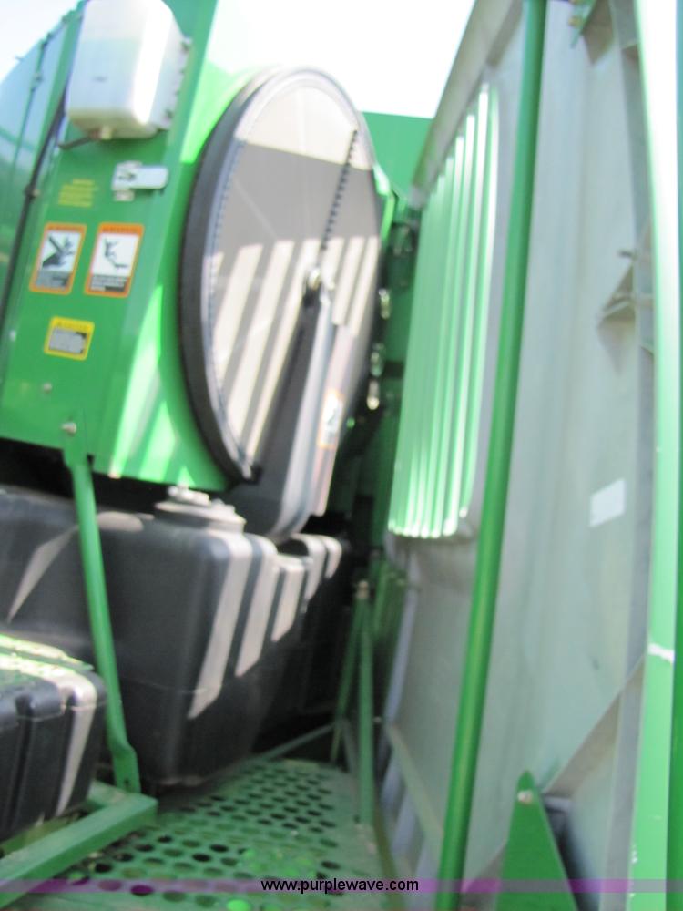 image for item 3536 2001 John Deere 9650 combine