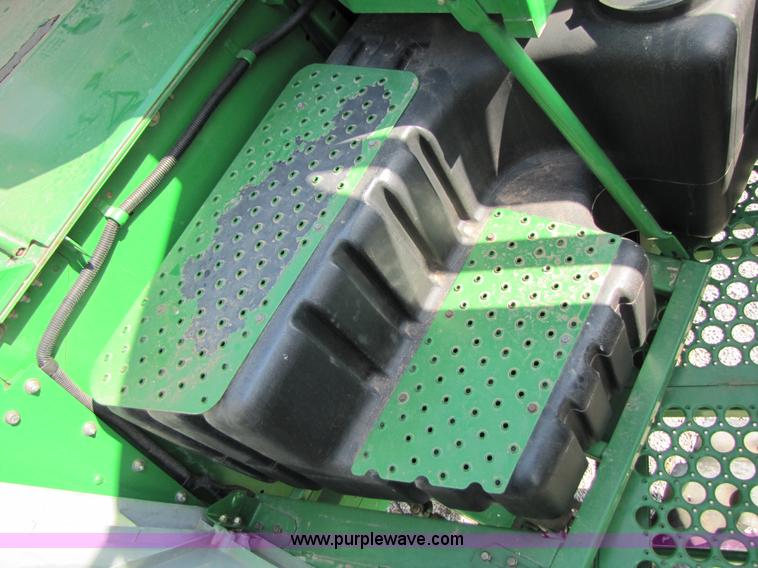 image for item 3536 2001 John Deere 9650 combine