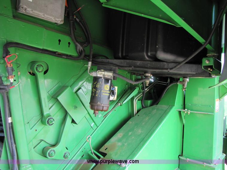 image for item 3536 2001 John Deere 9650 combine