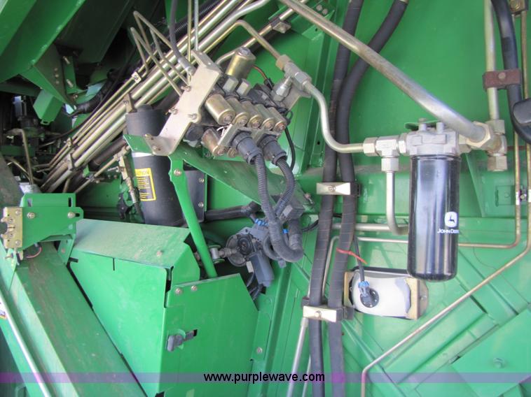 image for item 3536 2001 John Deere 9650 combine
