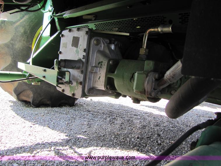 image for item 3536 2001 John Deere 9650 combine