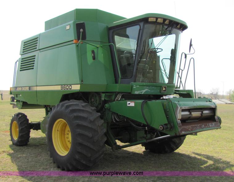 image for item 3545 1990 John Deere 9600 combine