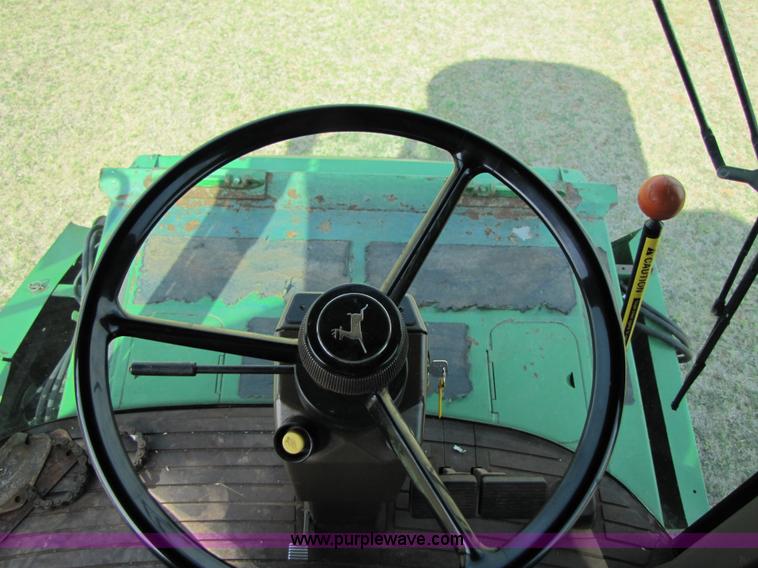 image for item 3545 1990 John Deere 9600 combine