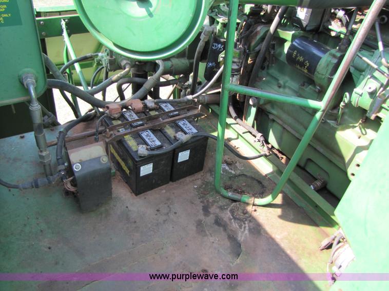 image for item 3545 1990 John Deere 9600 combine