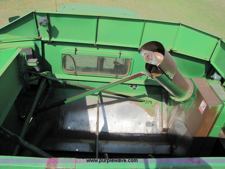 image for item 3545 1990 John Deere 9600 combine