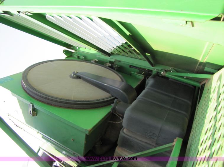 image for item 3545 1990 John Deere 9600 combine