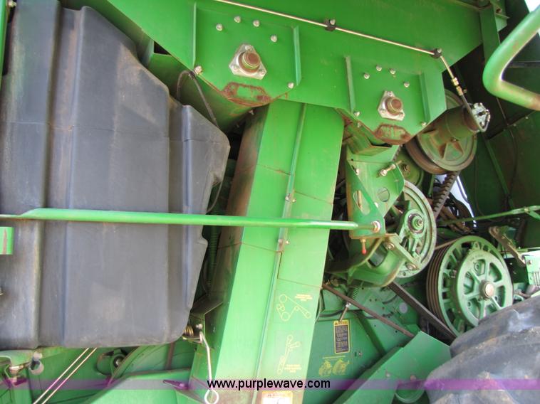 image for item 3545 1990 John Deere 9600 combine