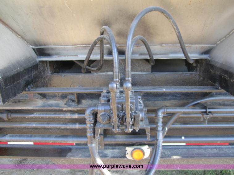 image for item 4376 2000 Adams 24 ton dry fertilizer tender