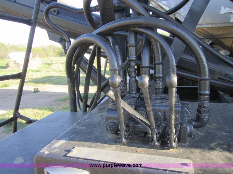 image for item 4376 2000 Adams 24 ton dry fertilizer tender