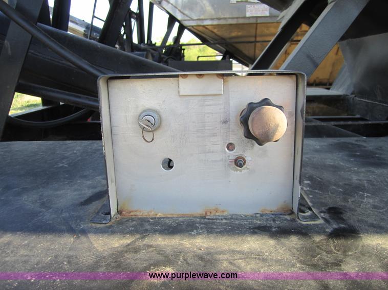 image for item 4376 2000 Adams 24 ton dry fertilizer tender