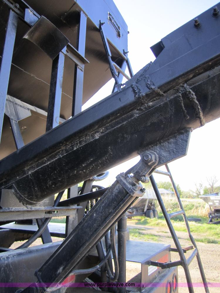 image for item 4376 2000 Adams 24 ton dry fertilizer tender