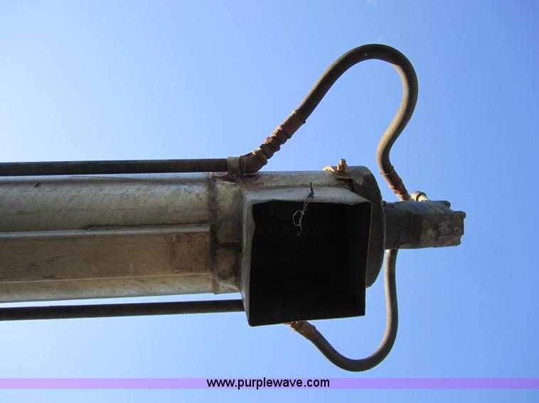 image for item 4376 2000 Adams 24 ton dry fertilizer tender