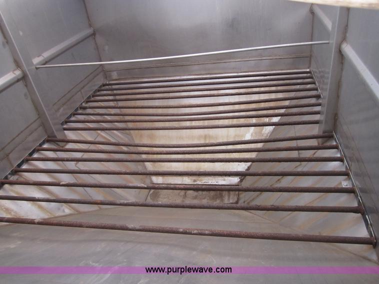 image for item 4376 2000 Adams 24 ton dry fertilizer tender