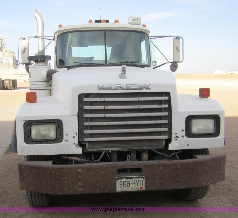 image for item 6420 1999 Mack RD688S semi truck