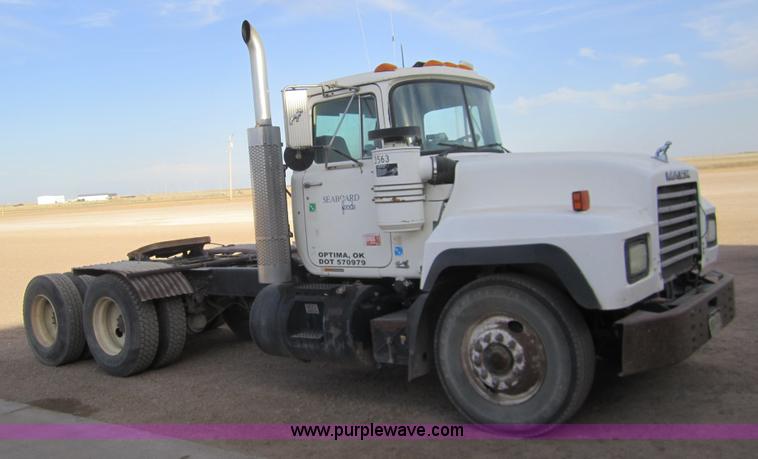 image for item 6420 1999 Mack RD688S semi truck