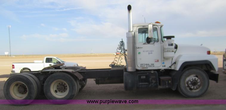 image for item 6420 1999 Mack RD688S semi truck