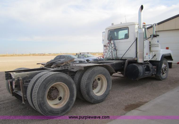 image for item 6420 1999 Mack RD688S semi truck