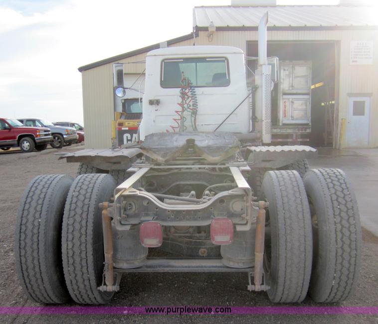 image for item 6420 1999 Mack RD688S semi truck