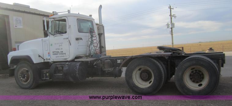 image for item 6420 1999 Mack RD688S semi truck