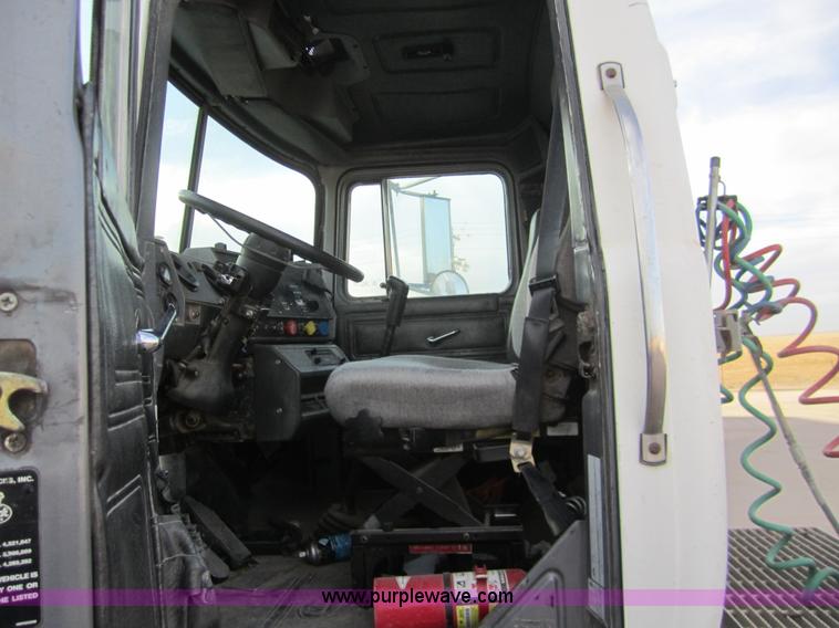 image for item 6420 1999 Mack RD688S semi truck