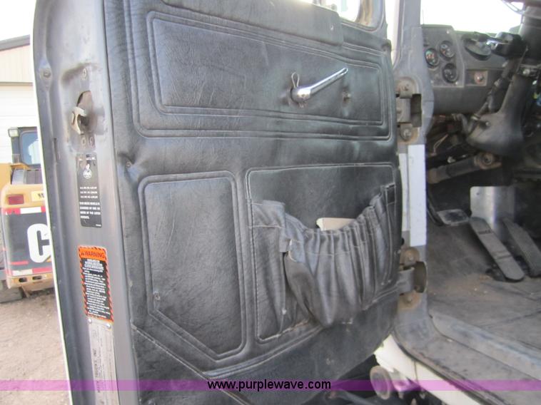 image for item 6420 1999 Mack RD688S semi truck