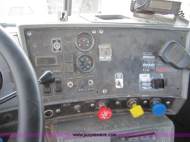 image for item 6420 1999 Mack RD688S semi truck