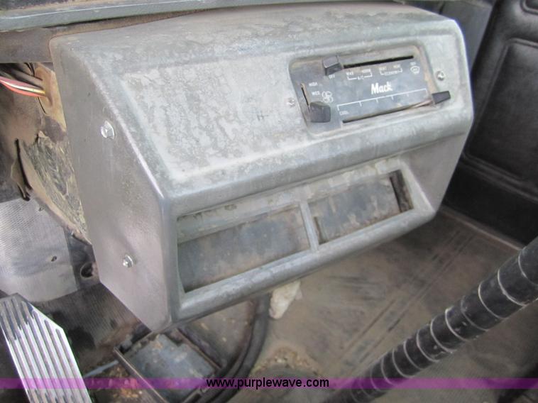 image for item 6420 1999 Mack RD688S semi truck