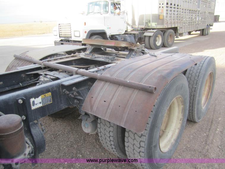 image for item 6420 1999 Mack RD688S semi truck