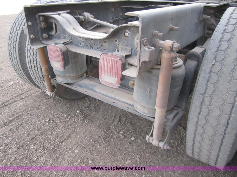 image for item 6420 1999 Mack RD688S semi truck