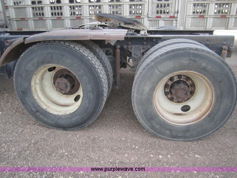 image for item 6420 1999 Mack RD688S semi truck