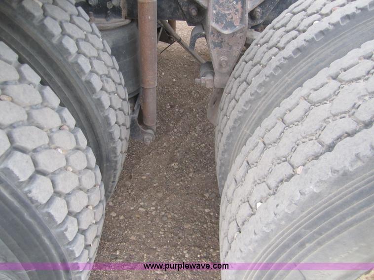 image for item 6420 1999 Mack RD688S semi truck