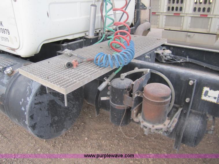 image for item 6420 1999 Mack RD688S semi truck