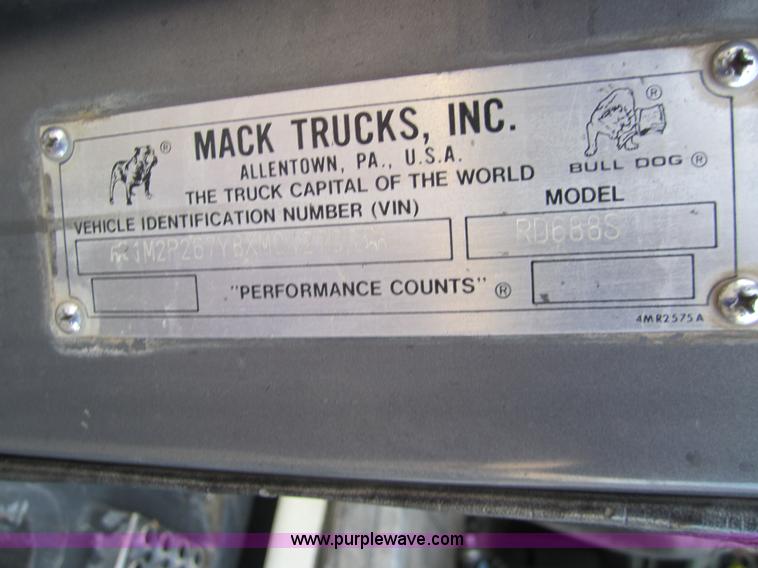 image for item 6420 1999 Mack RD688S semi truck