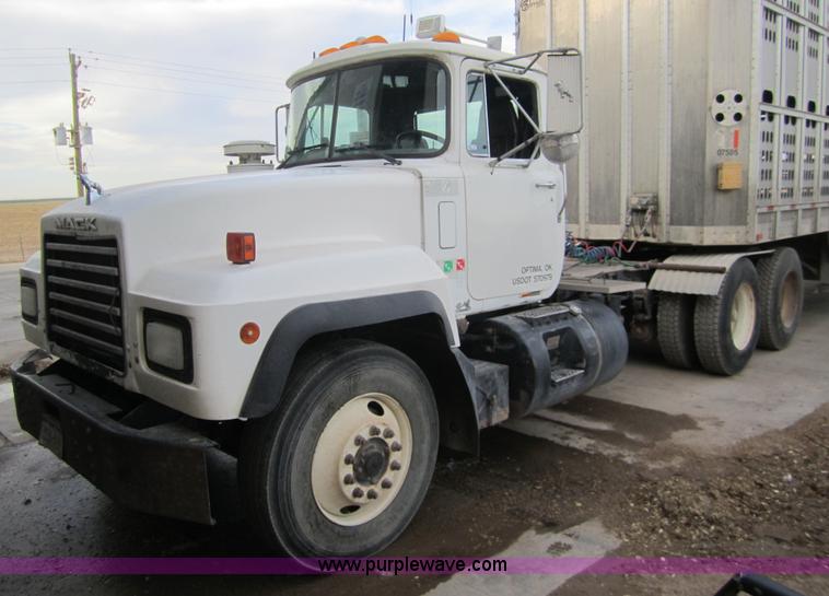 image for item 6421 2000 Mack RD688S semi truck