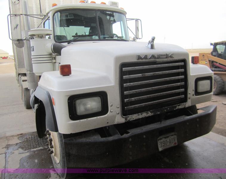 image for item 6421 2000 Mack RD688S semi truck